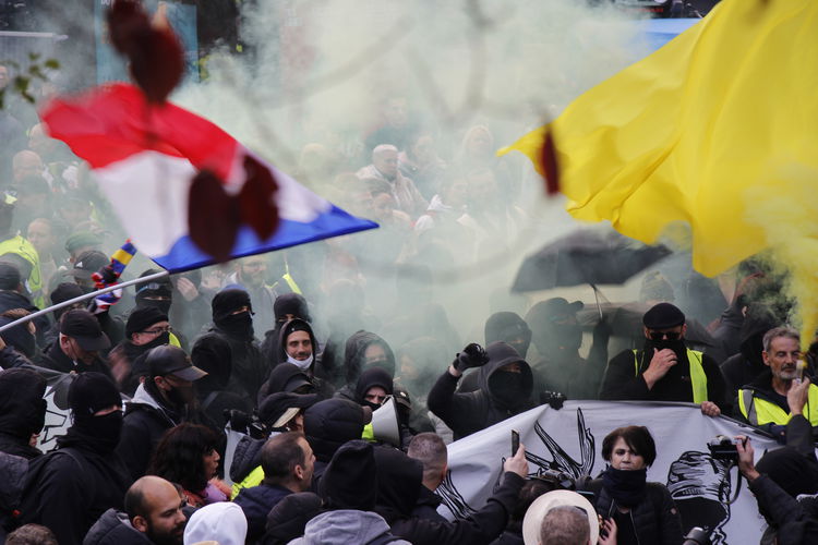 Paris’te sarı yelekliler 4. yılında da sokağa indi